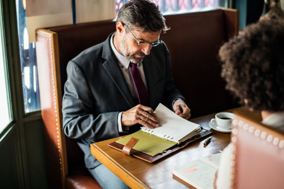 business-people-discussing-cafe